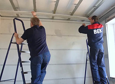 Монтаж пластиковых панелей ПВХ на потолок своими руками Монтаж пластиковых панелей ПВХ на потолок своими руками