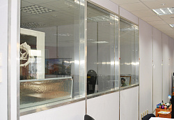 Панели Vekoroom и стеклянная перегородка офис фото