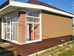 Фасадные панели Ю-Пласт кирпич коричневый и кирпич бежевый фото