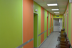 Панели Vekoroom на стенах коридора разные цвета фото