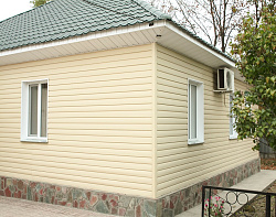 Виниловый сайдинг Ю-Пласт Блокхаус кремовый фото